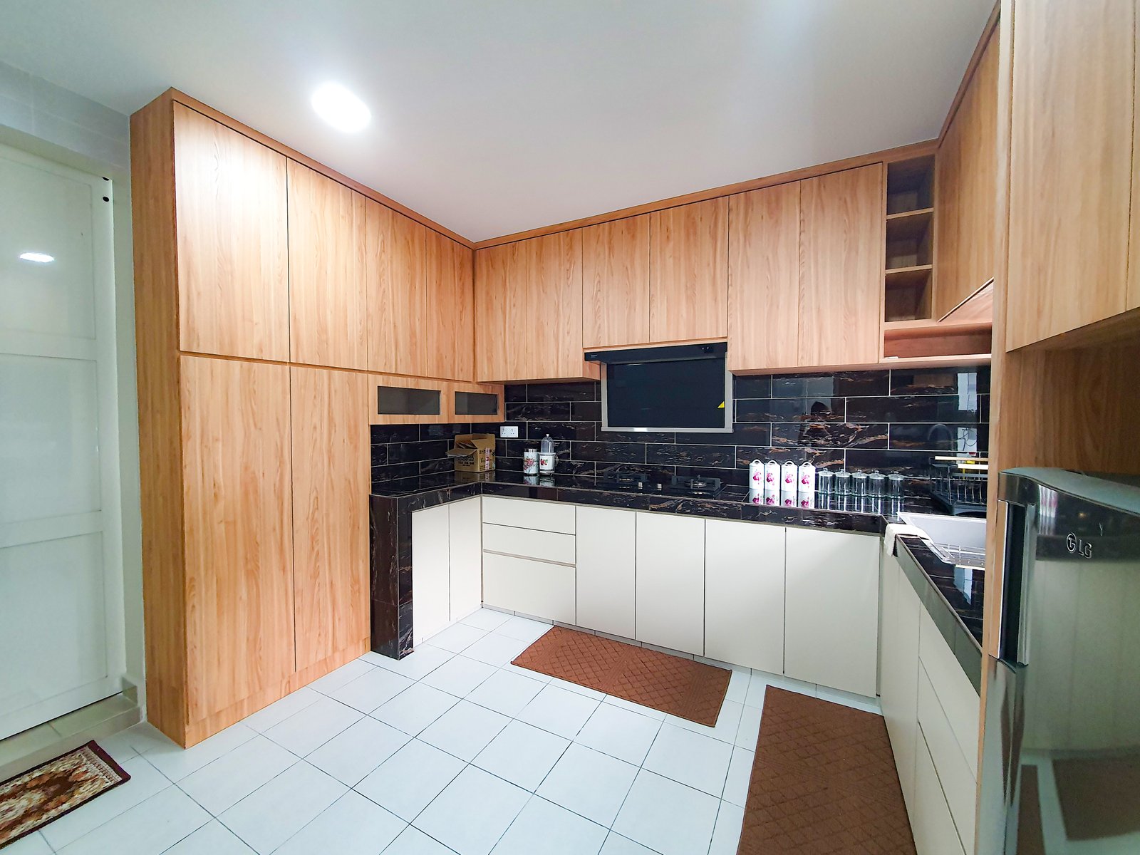 Kitchen Cabinets & Furniture